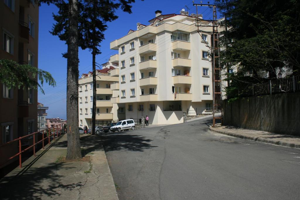 duży biały budynek po stronie ulicy w obiekcie Safa Apartment w mieście Trabzon