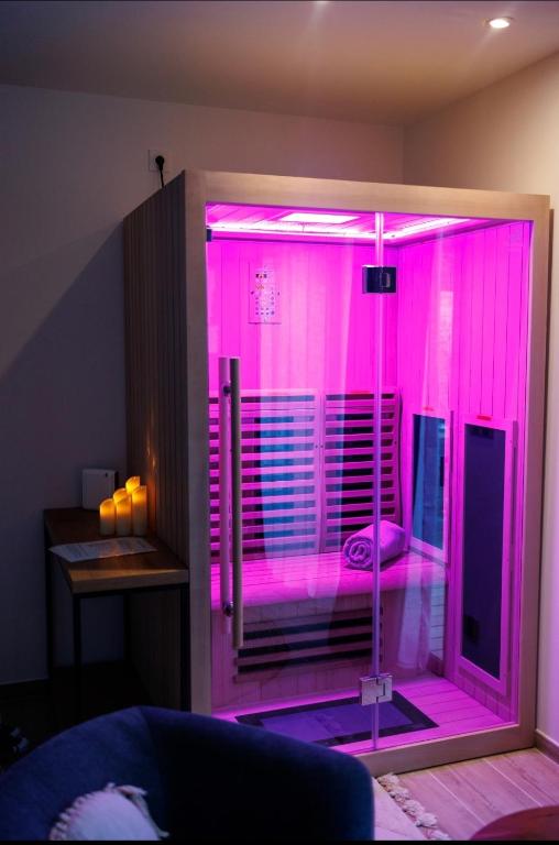 Postel nebo postele na pokoji v ubytování Le Cocoon - Jacuzzi, Sauna et Piscine privée
