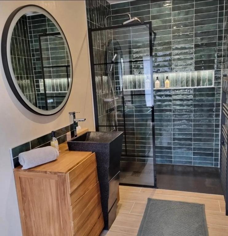 Koupelna v ubytování Le Cocoon - Jacuzzi, Sauna et Piscine privée