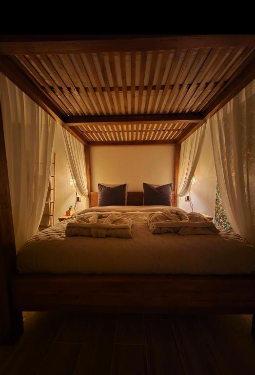 Postel nebo postele na pokoji v ubytování Le Cocoon - Jacuzzi, Sauna et Piscine privée