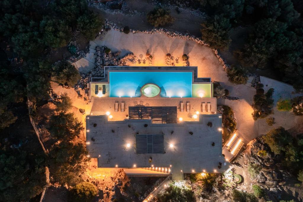 una vista aerea di un grande edificio bianco con luci di Summer Wine Villa a Spartýlas