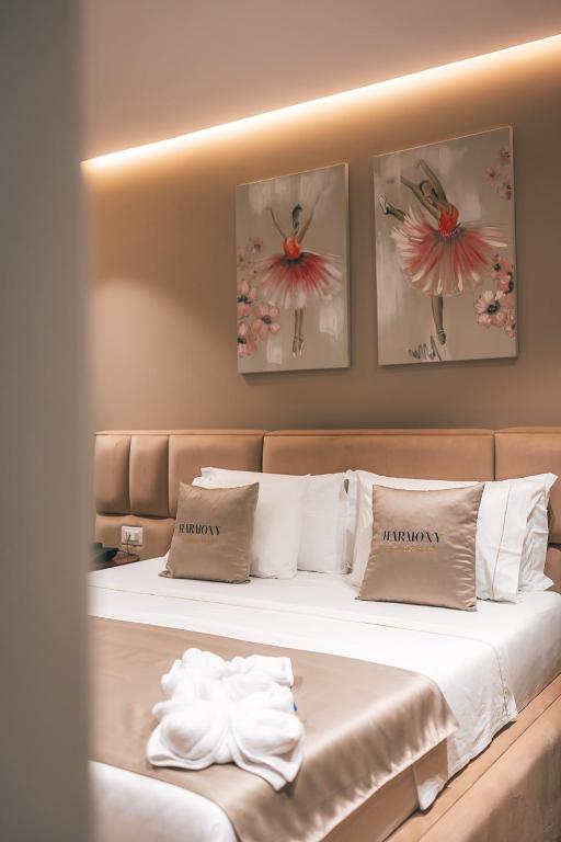 Postel nebo postele na pokoji v ubytování Harmony Boutique Hotel