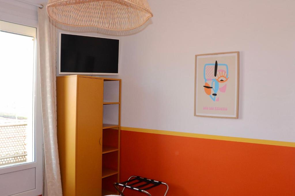 TV a/nebo společenská místnost v ubytování Hôtel Océan