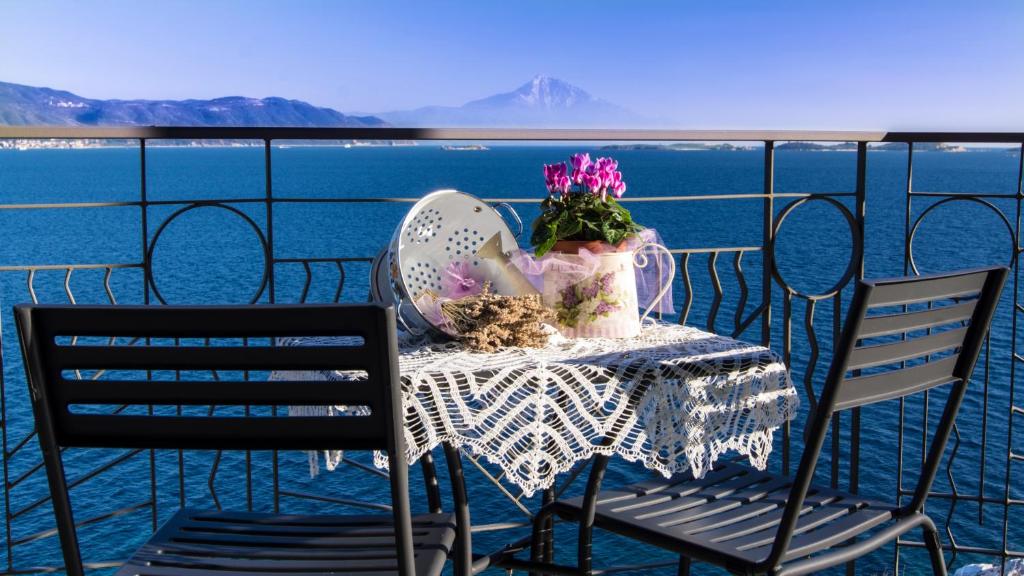 un tavolo su un balcone con vista sull'acqua di Drenia Studios ad Ammouliani