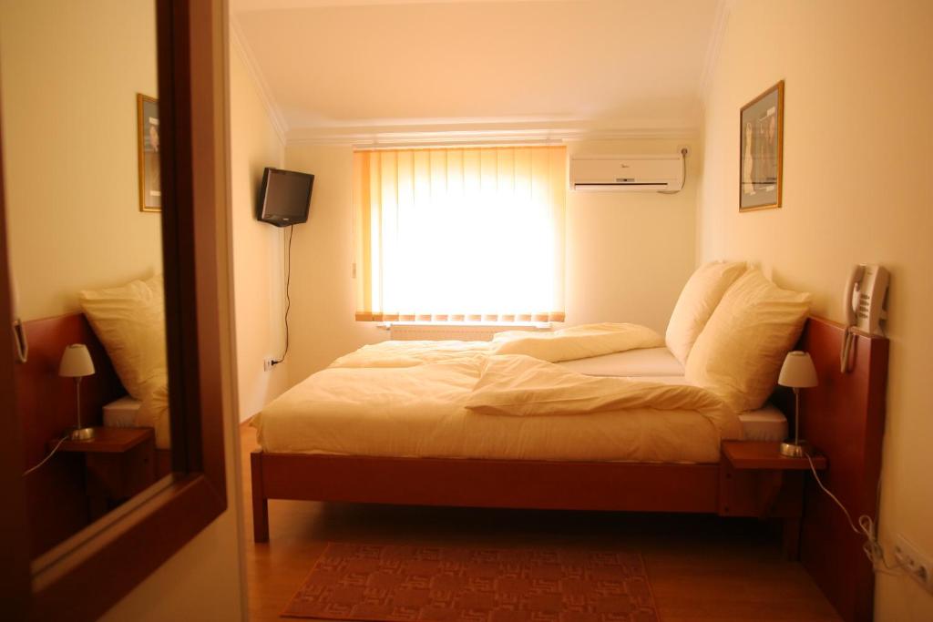 Postel nebo postele na pokoji v ubytování Konak Požarevac
