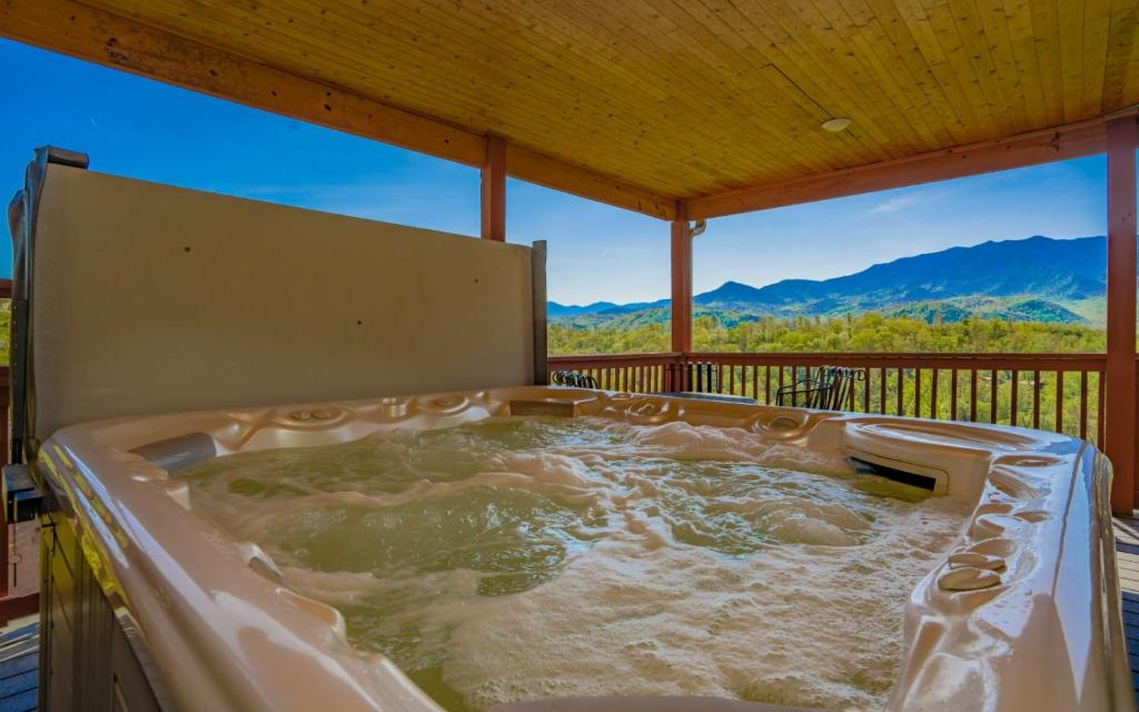 ein Whirlpool auf der Terrasse eines Hauses in der Unterkunft Beartastic Mountain View Lodge in Gatlinburg