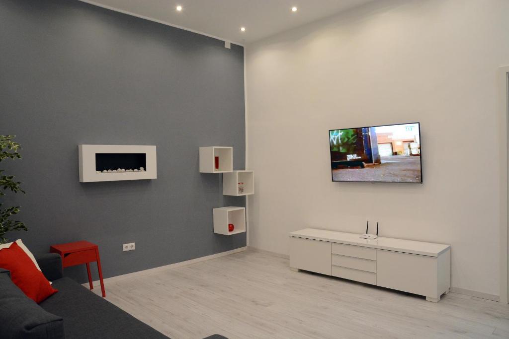Televízia a/alebo spoločenská miestnosť v ubytovaní Kiraly Art Apartment