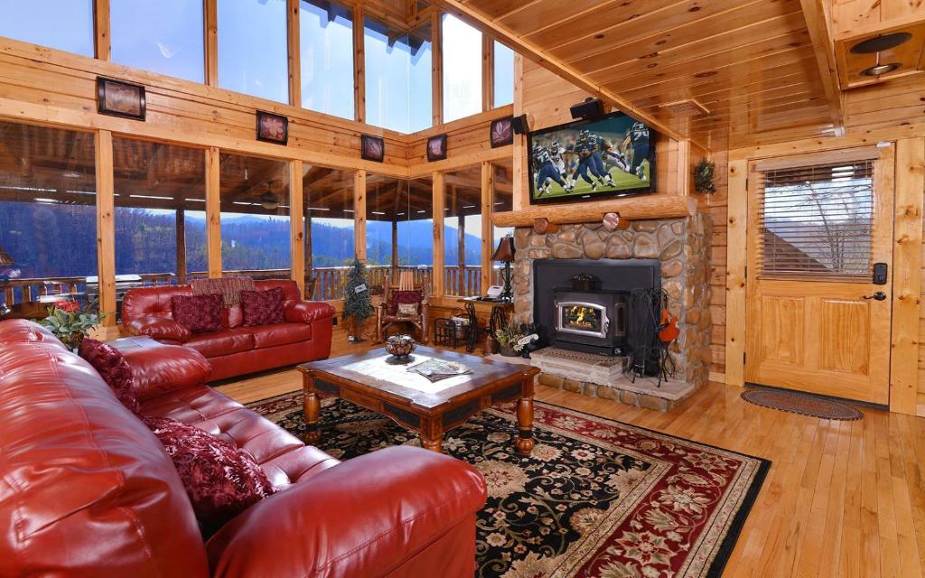 een woonkamer met een bank en een open haard bij Like a Comet in Sevierville
