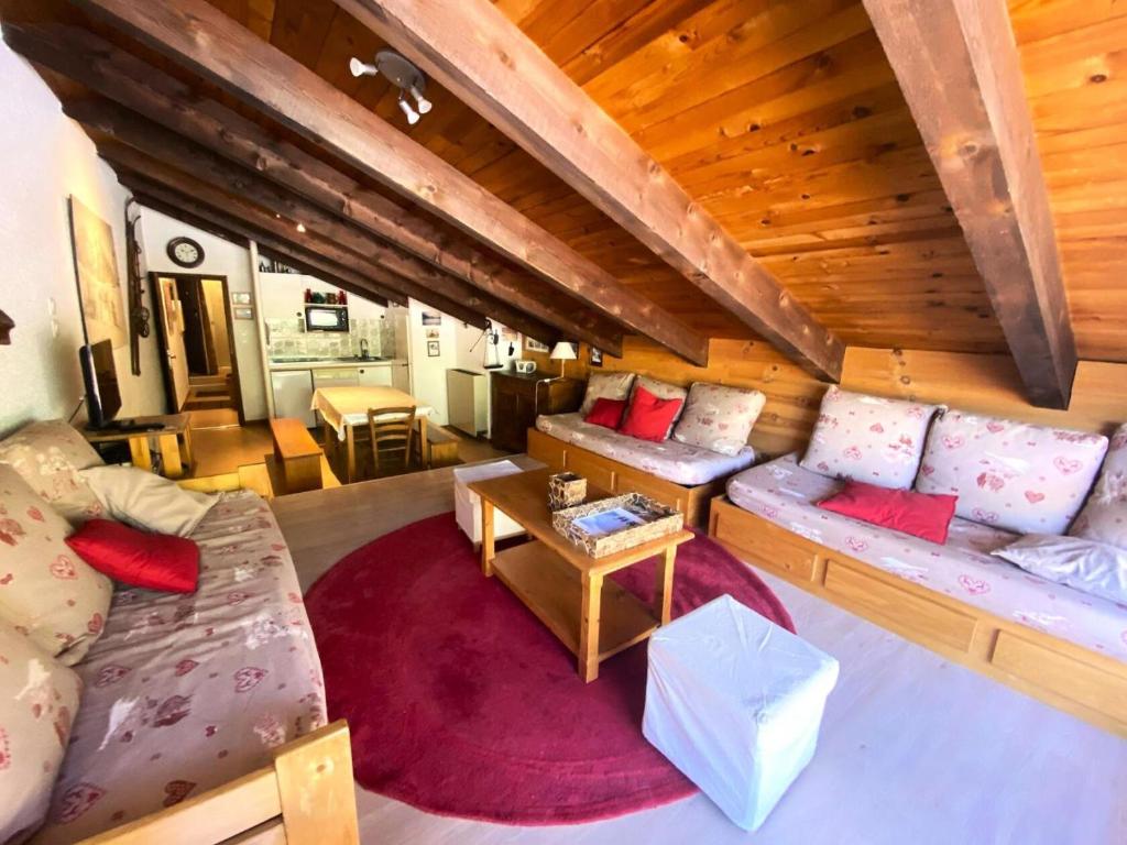 una vista aérea de una sala de estar en una cabaña de madera en Résidence Diamant 1 - Appartement atypique PLEIN CENTRE avec garage privatif et internet MAE-5271, en Les Deux Alpes