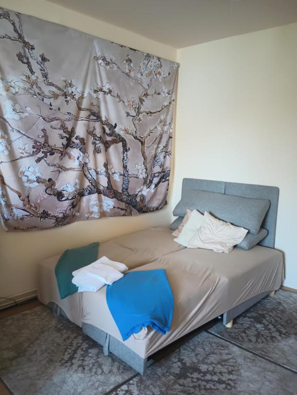 a bed in a room with a painting on the wall at Cosy Nest on Floor 4 of 4 in Satu Mare