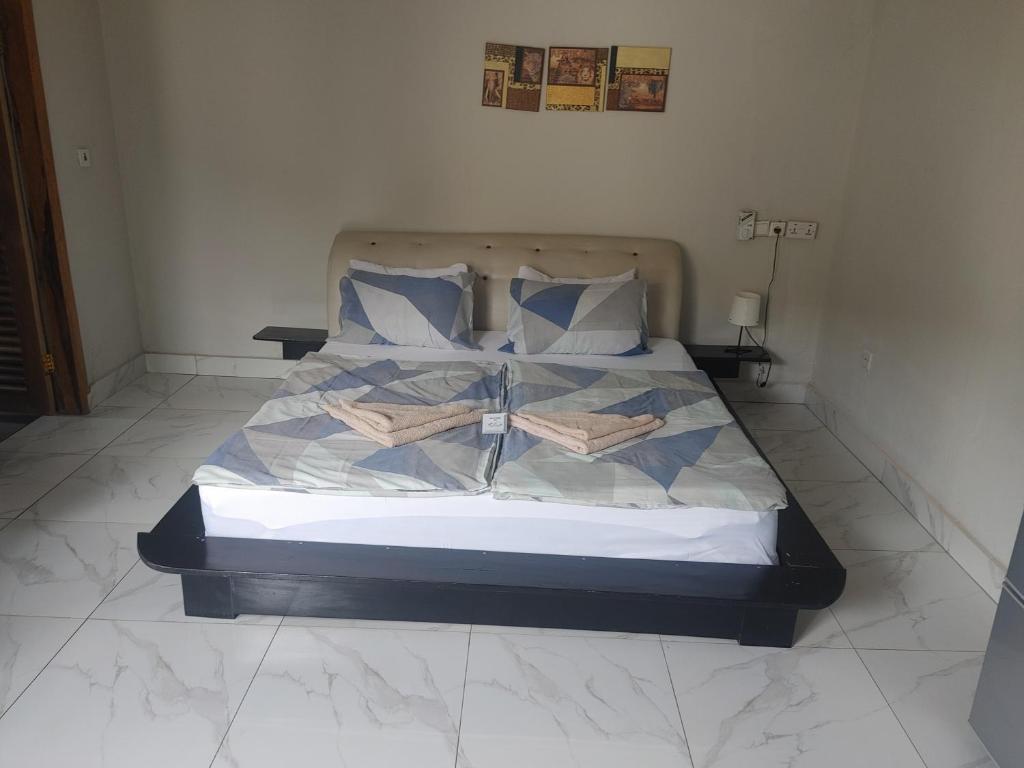 Zosimli Hotel : سرير مع ملاءات ووسائد زرقاء وبيضاء