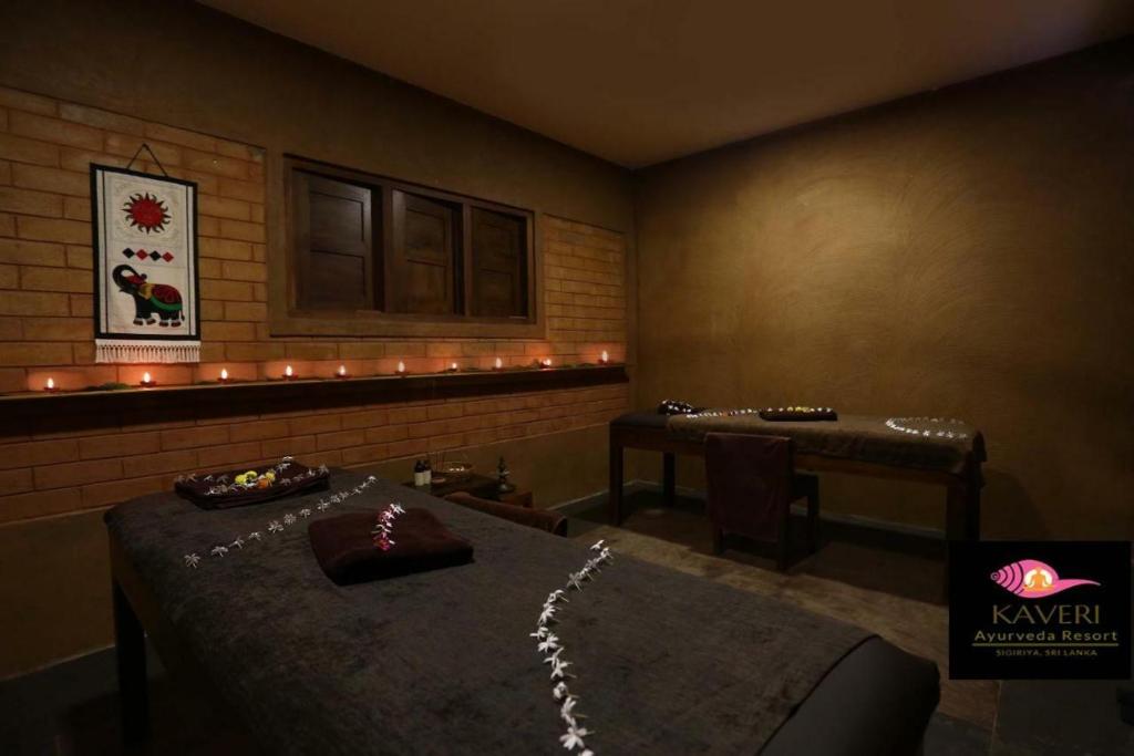 Postel nebo postele na pokoji v ubytování Kaveri Resort Sigiriya
