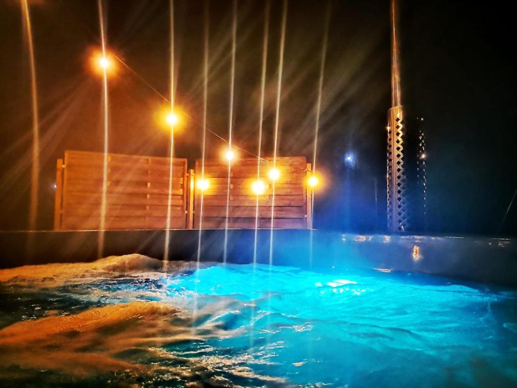Bazén v ubytovaní Sielanka Szkotowo domek z jacuzzi alebo v jeho blízkosti