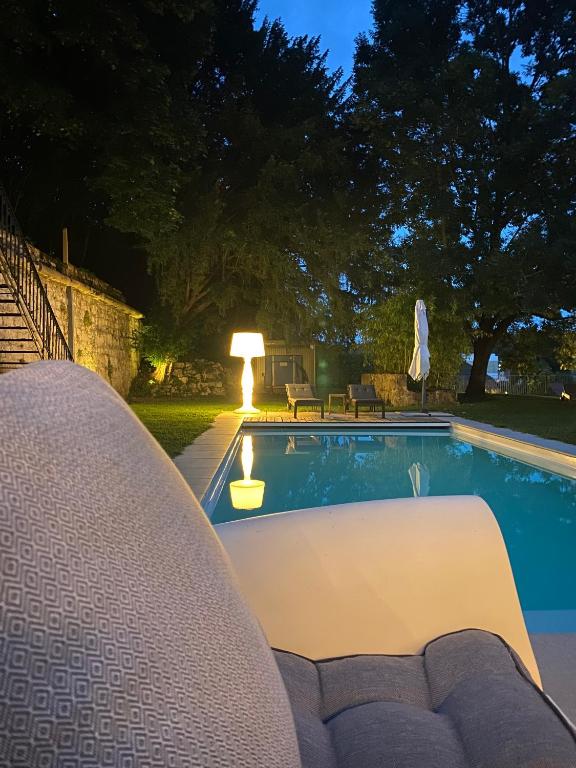 Bazén v ubytování Manoir de la Côte-Dieu nebo v jeho okolí