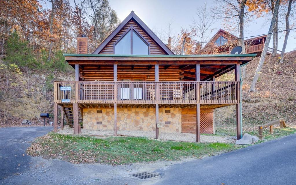 une grande maison en bois avec un toit à la mansarde dans l'établissement Lakeview Pointe, à Sevierville