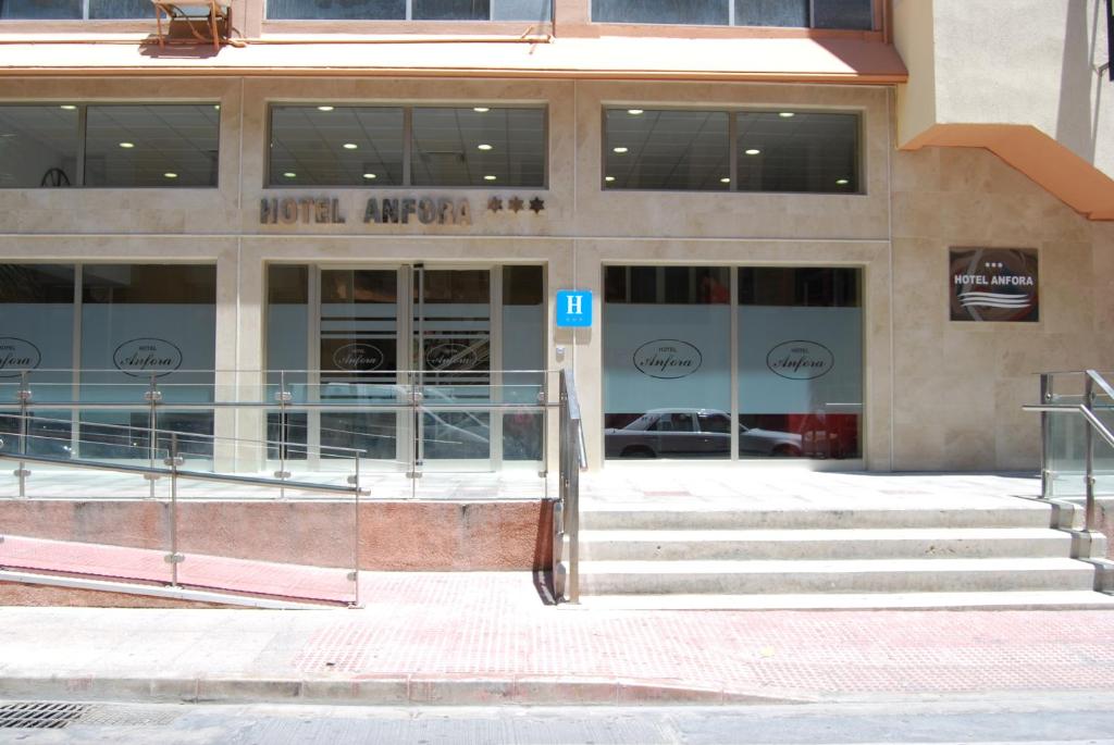 un bâtiment avec l'entrée d'une bibliothèque musicale dans l'établissement Hotel Anfora, à Melilla