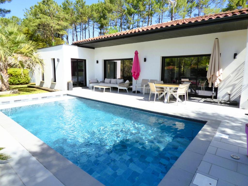 Hồ bơi trong/gần VILLA LUCIA, moderne avec piscine tempérée, ping pong, proche plage à Vieux-Boucau