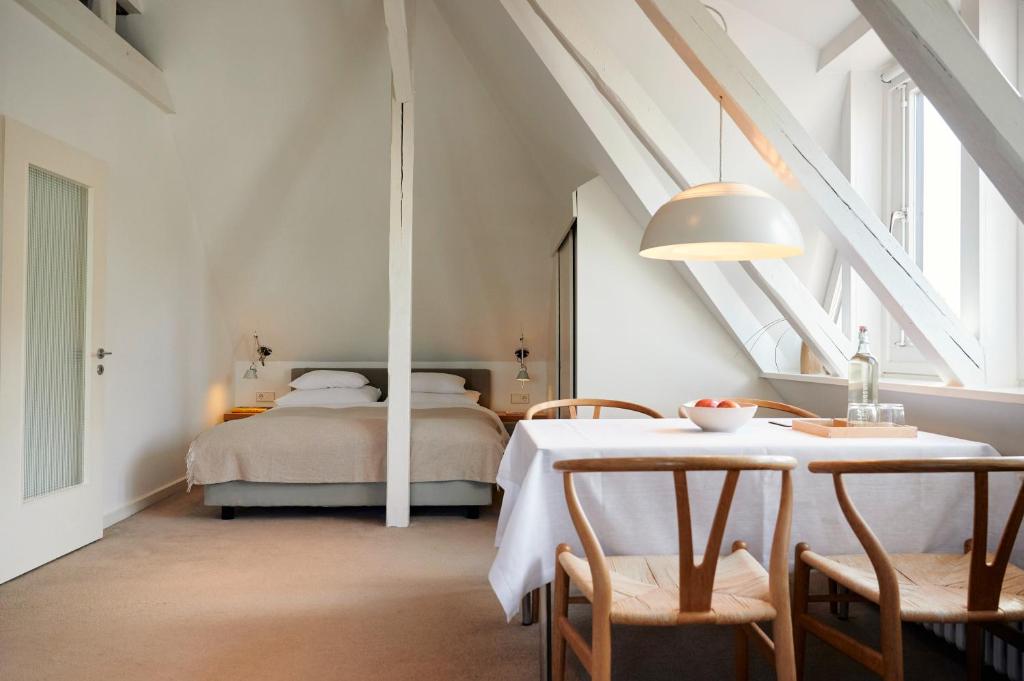 Postel nebo postele na pokoji v ubytování Hotel Haus Norderney