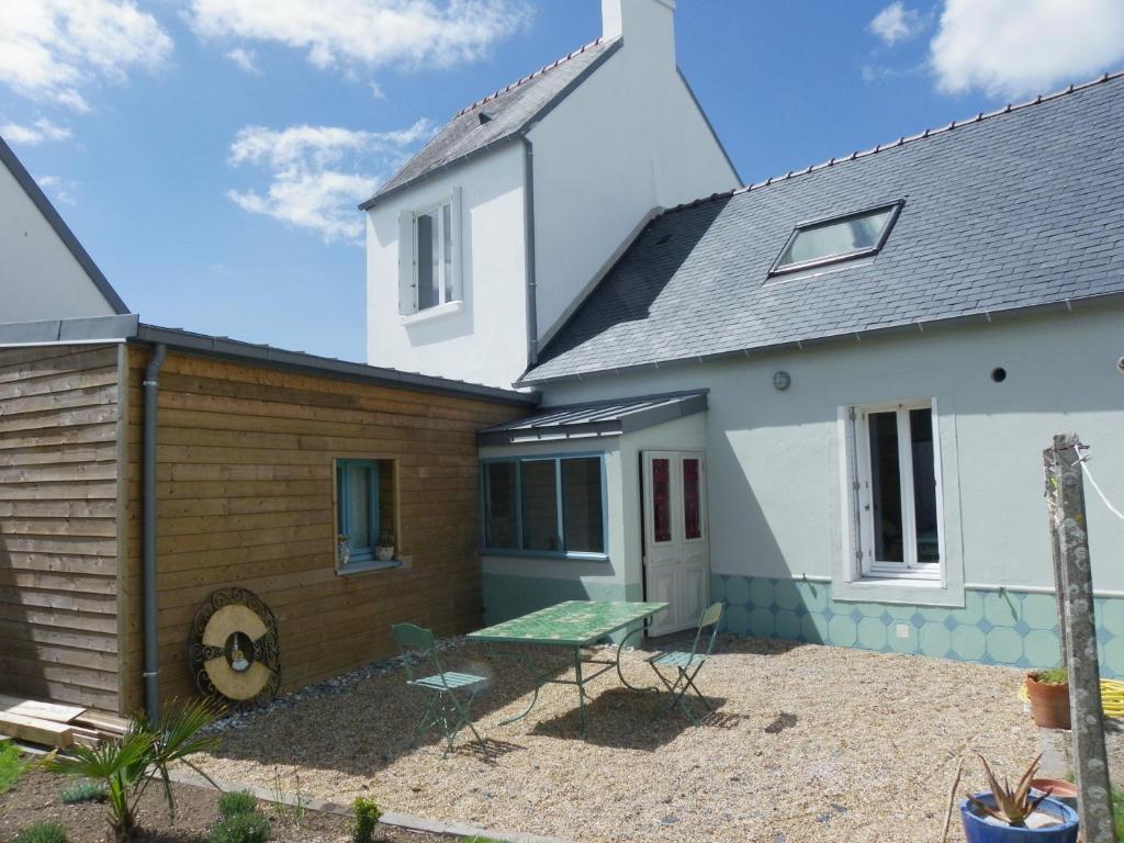 uma casa com uma mesa de piquenique em frente em les couleurs de l'eau em Plonéour-Lanvern