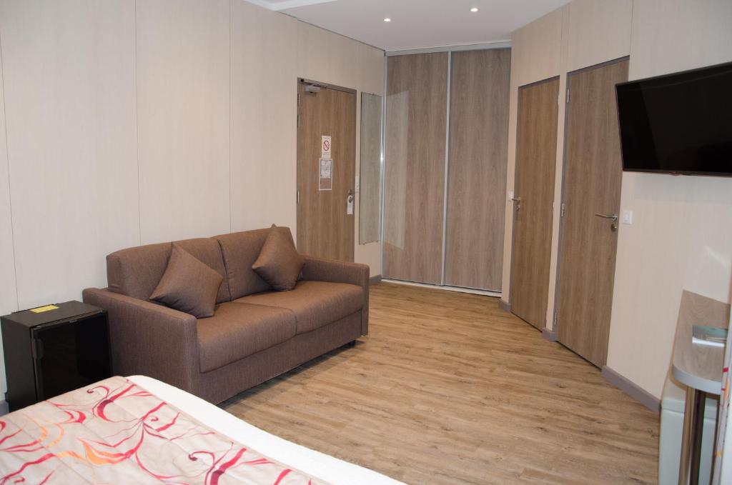 TV a/nebo společenská místnost v ubytování Brit Hotel Confort Le Revest Sainte-Maxime