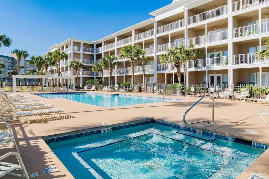 una piscina frente a un hotel en Grand Caribbean 316 Community Pool Access Minutes to the ocean front, en Perdido Key