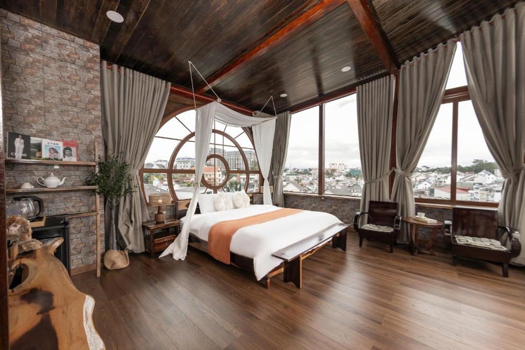 Postel nebo postele na pokoji v ubytování Jodi Dalat Hotel