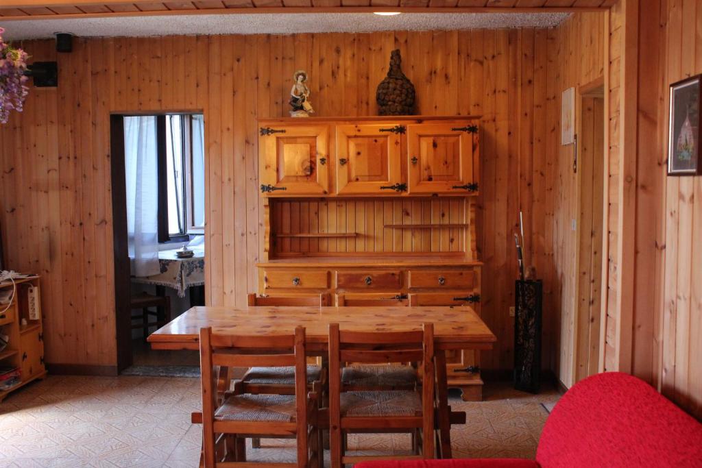 uma sala de jantar com uma mesa de madeira e cadeiras em Casa Gemei em Mello