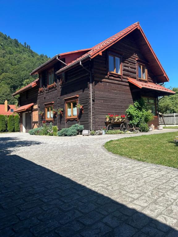 Beachfront Знакова Хата - Three-Bedroom Villa