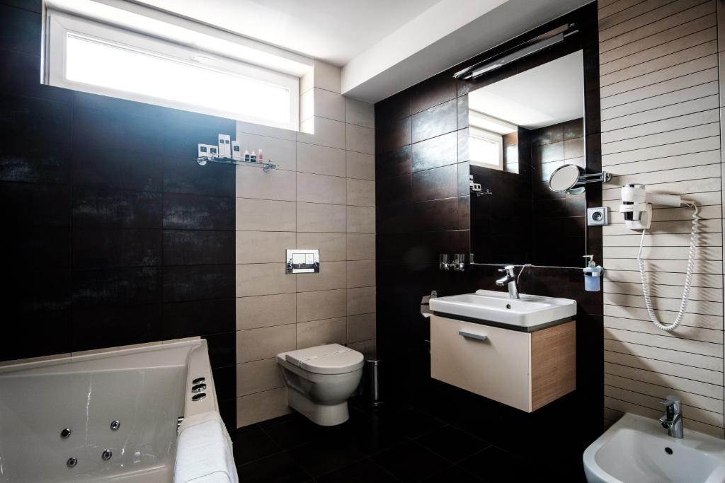 Koupelna v ubytování Hotel Deluxe with free Wellness and Fitness Centrum