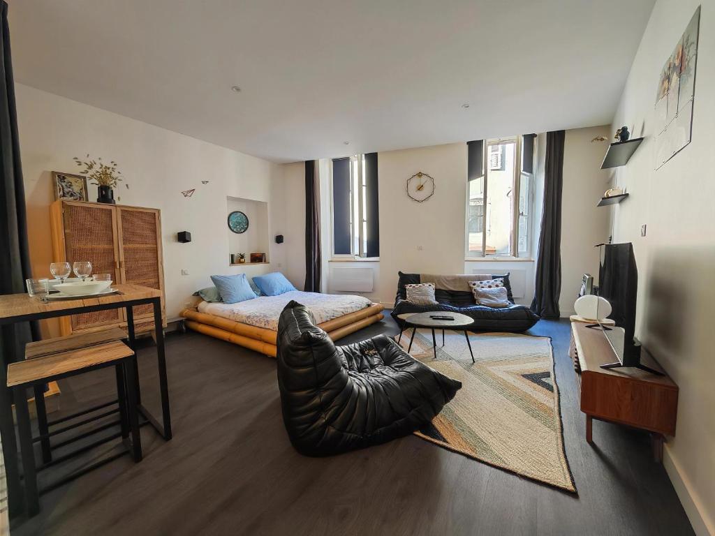 un salon avec un lit et un canapé dans l'établissement Le Studio Sainte Claire, à Annecy