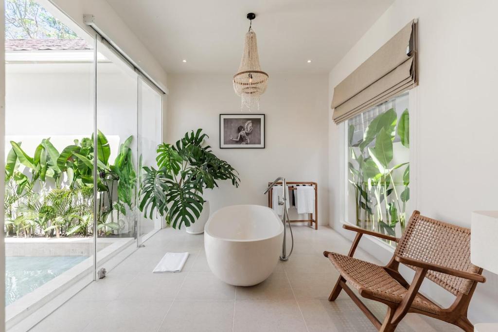 Πισίνα στο ή κοντά στο 1BR Villa with Private Pool & Stylish Wood Accents