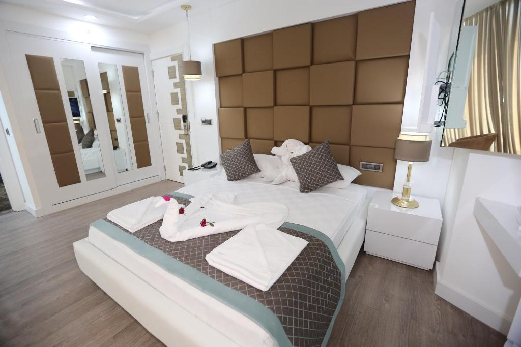 Postel nebo postele na pokoji v ubytování Elips Royal Hotel & SPA