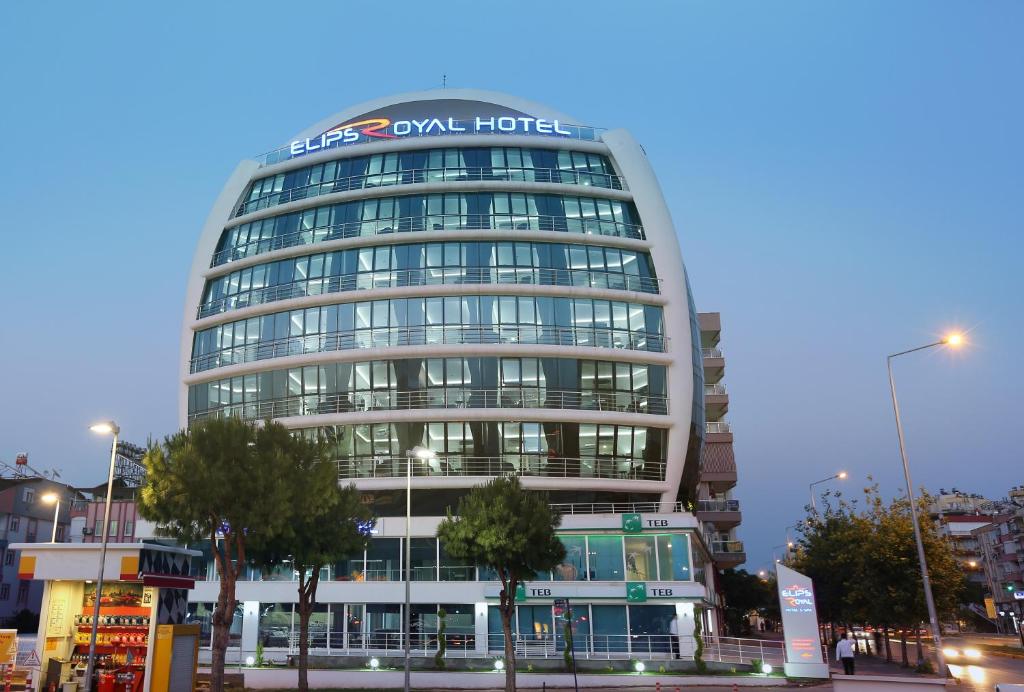 budynek z znakiem na boku w obiekcie Elips Royal Hotel & SPA w mieście Antalya