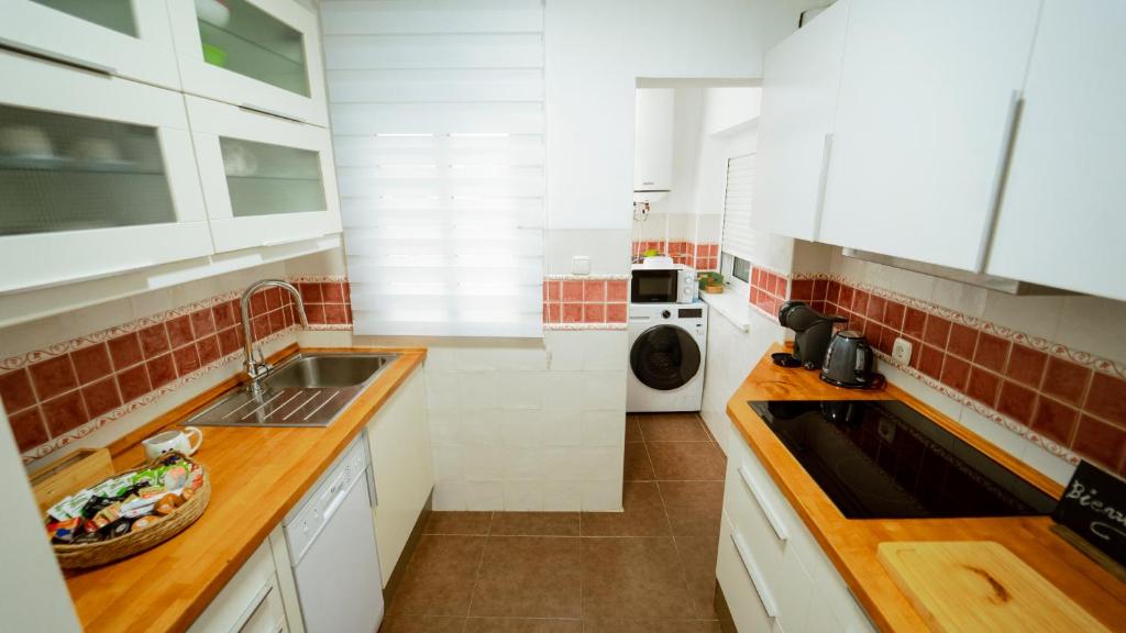 A kitchen or kitchenette at Apto en el Centro La Casita de Gaos