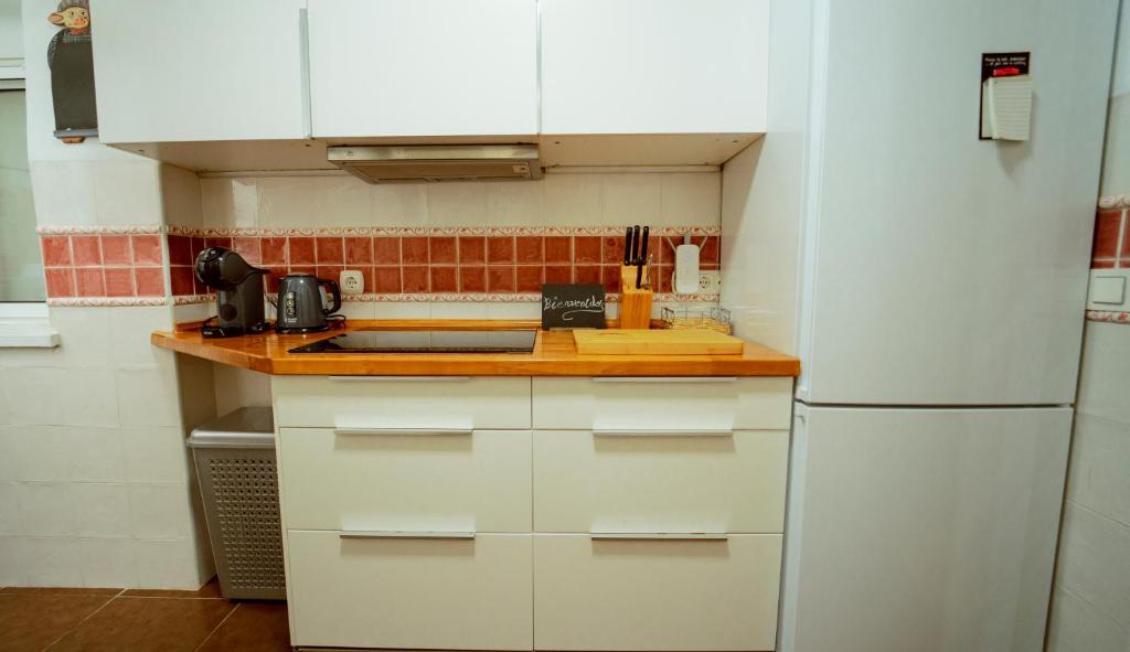A kitchen or kitchenette at Apto en el Centro La Casita de Gaos