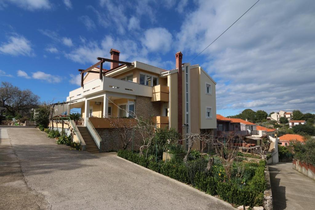 une maison sur le côté d'une rue dans l'établissement Apartment Marija, à Sali