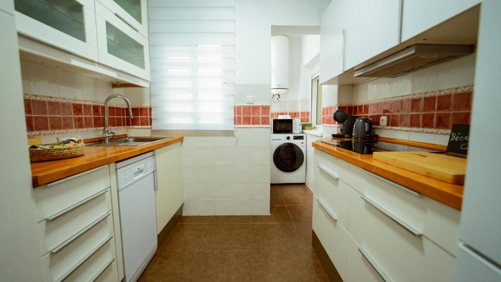 A kitchen or kitchenette at Apto en el Centro La Casita de Gaos