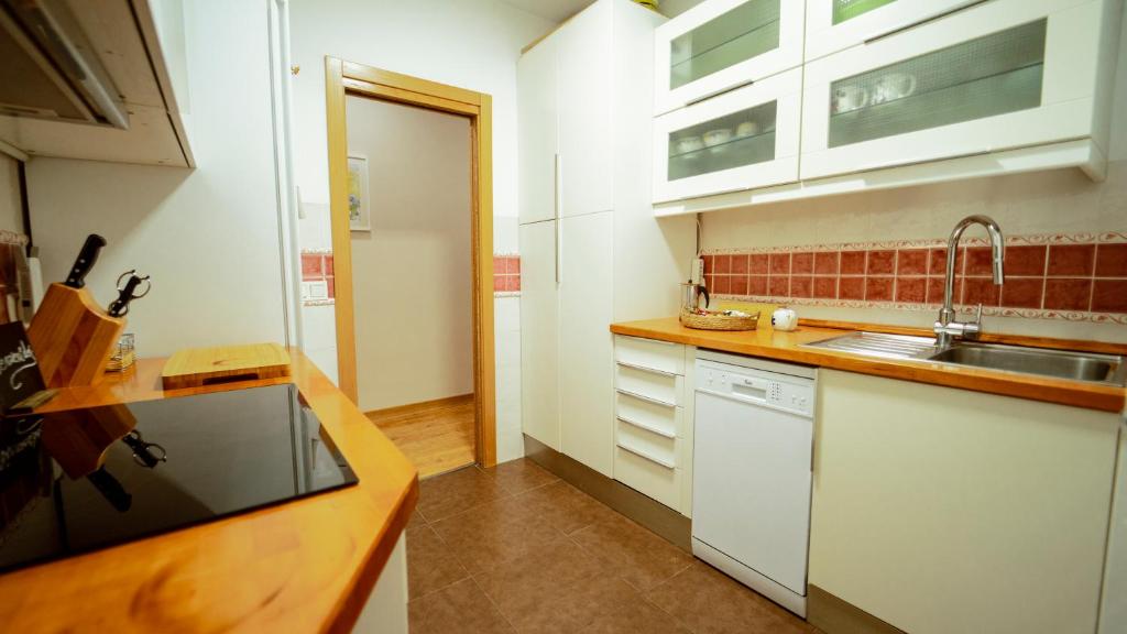 A kitchen or kitchenette at Apto en el Centro La Casita de Gaos