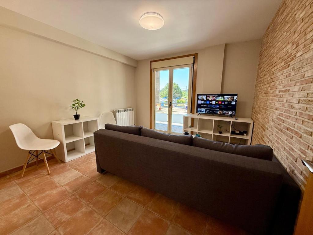 a living room with a couch and a tv at Apartamento con capacidad para 4 personas in Salvatierra de Miño