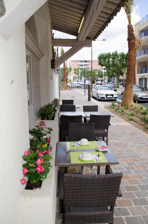 Posezení v ubytování Brit Hotel Confort Le Revest Sainte-Maxime