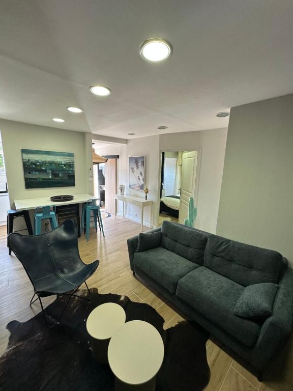 un salon avec un canapé et une table dans l'établissement Appartement T1 centre ville sanary, plage à pied, quartier Portissol, à Sanary-sur-Mer