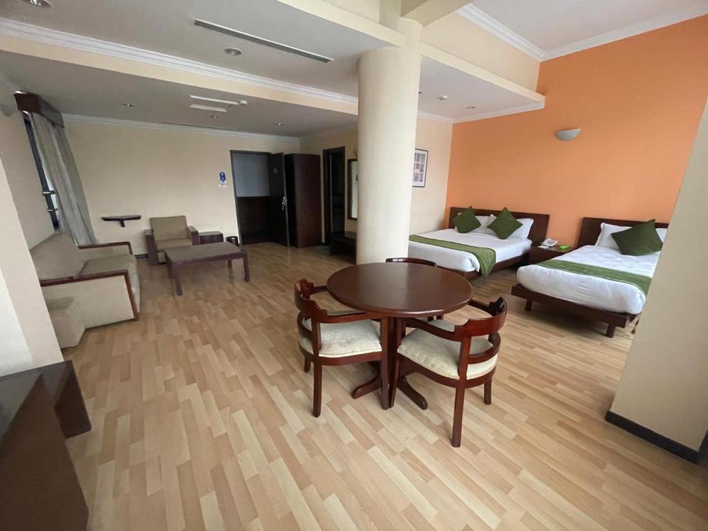 Postel nebo postele na pokoji v ubytování Airport Hotel