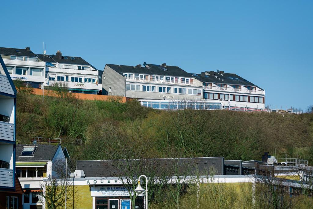 eine Gruppe von Gebäuden auf einem Hügel in der Unterkunft Hotel Felsen-Eck in Helgoland