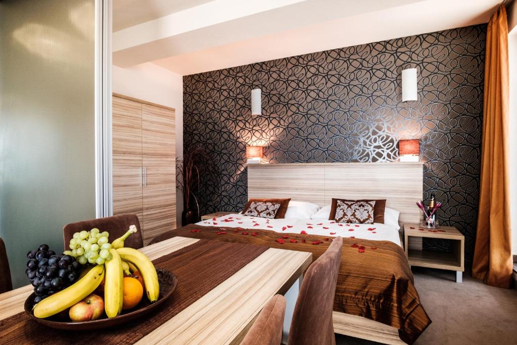 Postel nebo postele na pokoji v ubytování Hotel Deluxe with free Wellness and Fitness Centrum
