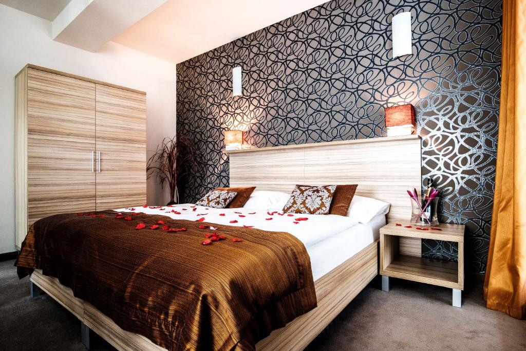 Postel nebo postele na pokoji v ubytování Hotel Deluxe with free Wellness and Fitness Centrum