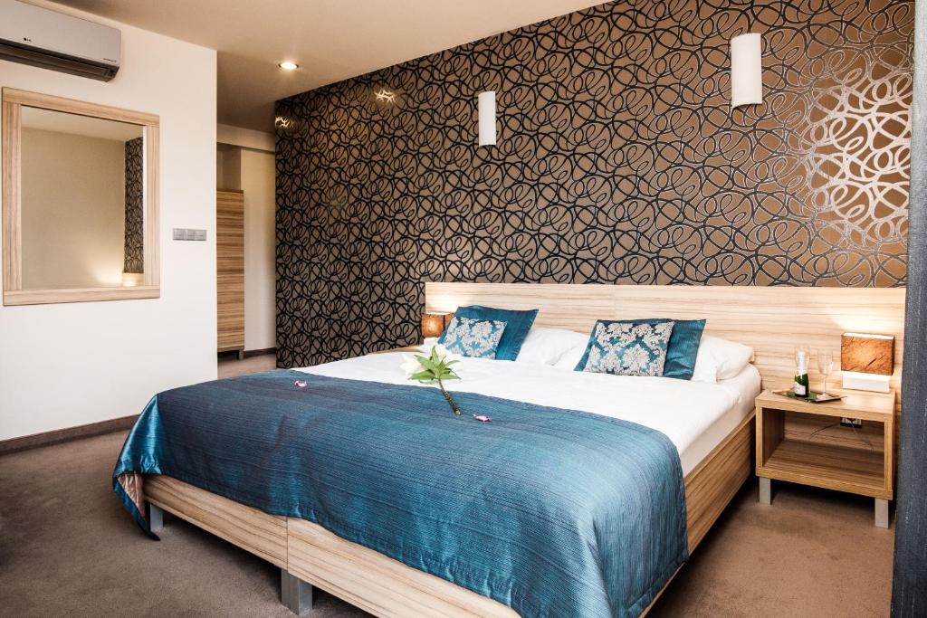 Postel nebo postele na pokoji v ubytování Hotel Deluxe with free Wellness and Fitness Centrum