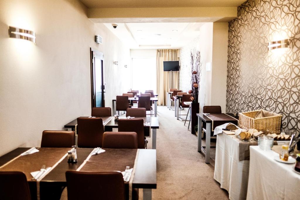 Restaurace v ubytování Hotel Deluxe with free Wellness and Fitness Centrum