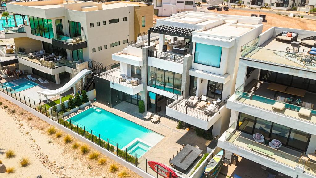 Πισίνα στο ή κοντά στο Luxury Beachside home