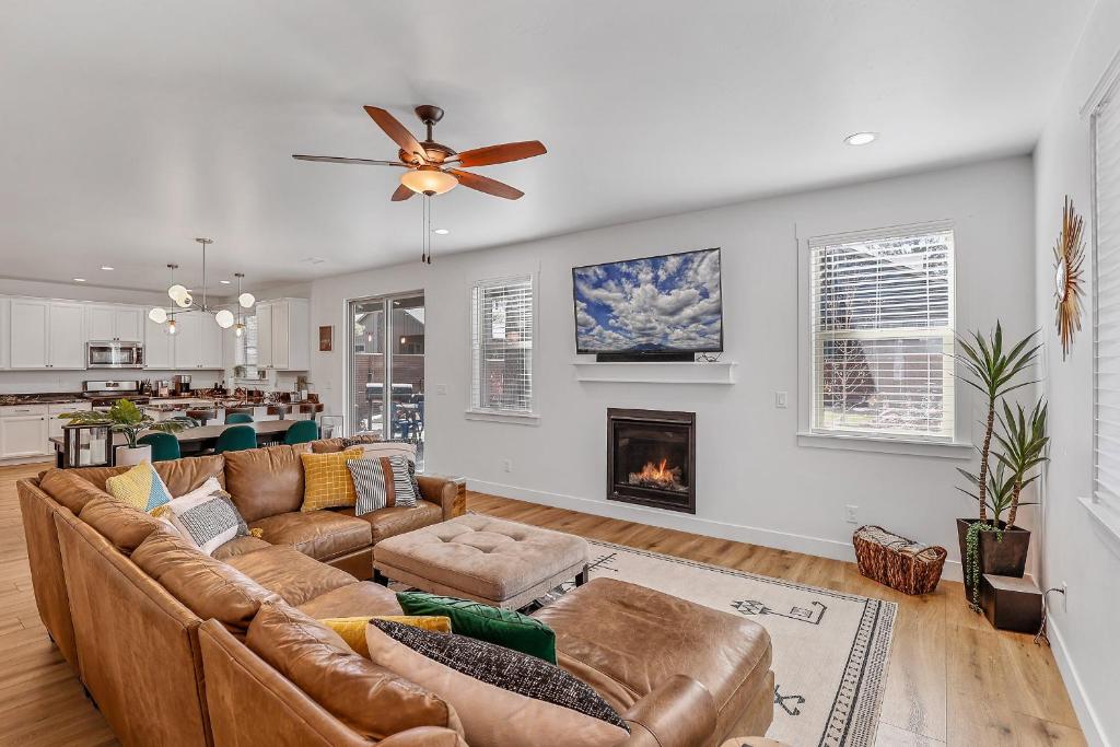 Posezení v ubytování Pet Family-Friendly Spacious Fenced Yard 5-min to Downtown EV Charger