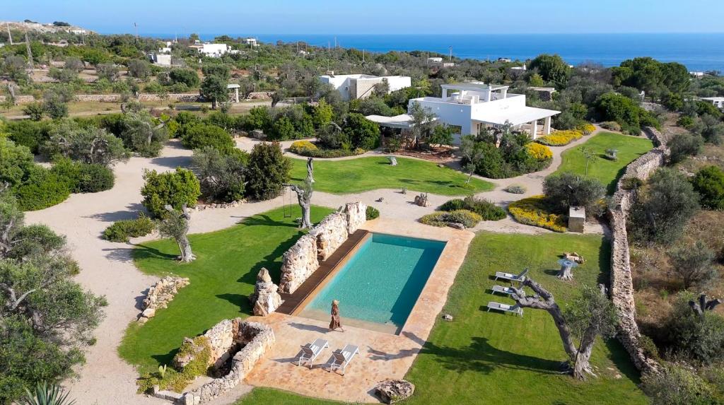 een luchtfoto van een villa met zwembad bij KYVOS 10, Emma Villas in Marina di Leuca